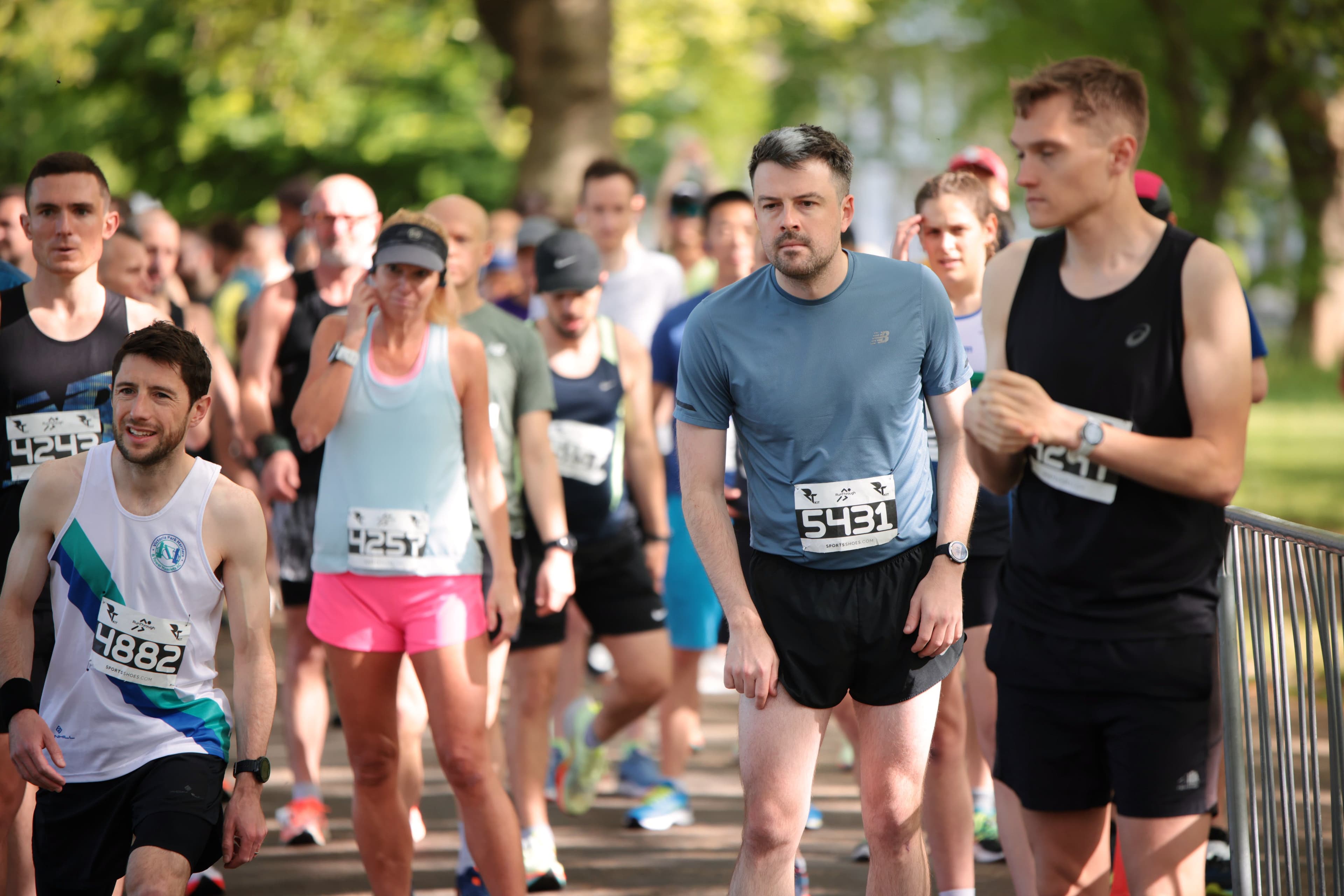 Des coureurs sur une ligne de départ RunThrough